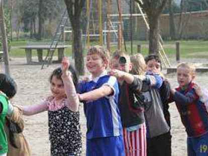 Wir ziehen los, mit ganz gro&szlig;en Schritten: In einer Polonaise zogen Lehrer und Sch&uuml;ler in Leuchtenburg &uuml;ber den Schulhof.