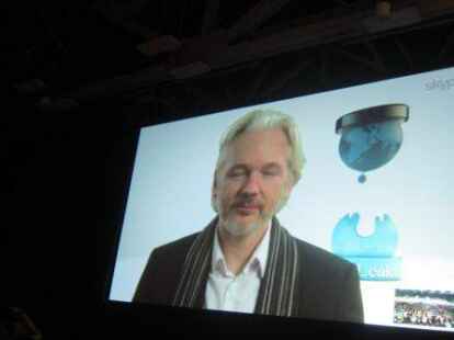 Julian Assange hat per Videoschalte den Umgang mit der Aff&auml;re um die NSA-&Uuml;berwachungsprogramme kritisiert &ndash;  und selbst neue Enth&uuml;llungen seiner Internetplattform Wikileaks in Aussicht gestellt.