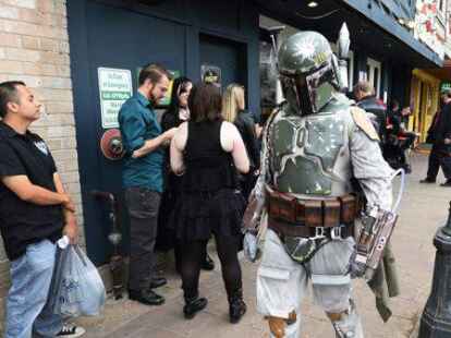 Auch wenn Roboter  Thema sein werden &ndash; dies ist kein echter, sondern ein  als Star-Wars-Figur Boba Fett  verkleideter Filmfreak.