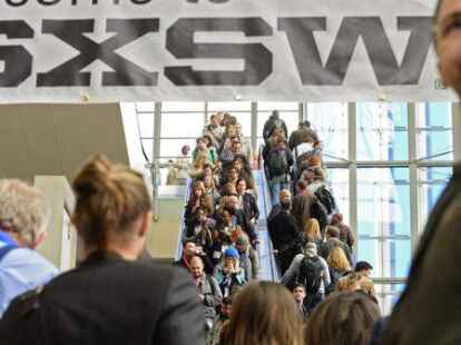 Das &bdquo;South by Southwest&ldquo; (SXSW &ndash; S&uuml;ds&uuml;dwest) ist eine Kombination aus Musik- und Filmfestival, Videospielmesse und eine weltweit bedeutende Technologie-Konferenz. Die Veranstalter sprechen von einer &bdquo;beispiellosen Verschmelzung&ldquo; unterschiedlicher Industrien. Haupttreffpunkt ist das Austin Convention Center.