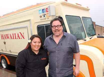 Ein prominenter Filmemacher ist  Jon Favreau, der seinen neuen Film &bdquo;Chef&ldquo; vorstellt. Hier mit Courtney Taira von der B&auml;ckerei King&rsquo;s Hawaiian.