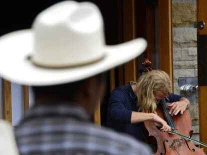 Mehr als 2000 Musiker treten auf den rund 100 B&uuml;hnen w&auml;hrend des Festivals  in Austin auf &ndash; und auch an den Stra&szlig;enecken wird musiziert. Hier ist Martin Watkinson mit seinem Cello zu sehen.