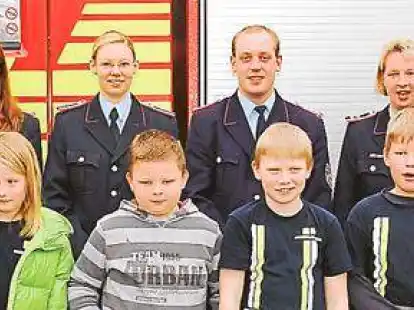 <p> Die Betreuer der Kinderfeuerwehr Jannik Fohrmann, Sina L&ouml;hndorf, Britta Hauerken, Kinderfeuerwehrwart Stefan Schellstede, Ute Lampe, Dennis Fohrmann (hinten von links) mit  Swantje Kalweit, Bente Trukatis, Eric Wiechmann, Tjark Maas, Fabian Meyer und Lukas Dreyer, die in diesem Jahr in die Jugendfeuerwehr wechseln.</p>