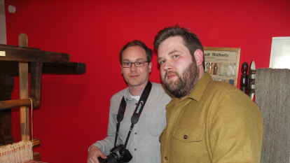 Die beiden Oldenburger Doktoranden Dennis Herrmann (links) und Sebastian Bollmann im Handwerksmuseum Ovelg&ouml;nne.