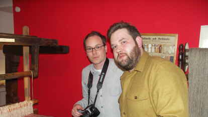 Die beiden Oldenburger Doktoranden Dennis Herrmann (links) und Sebastian Bollmann im Handwerksmuseum Ovelg&ouml;nne.