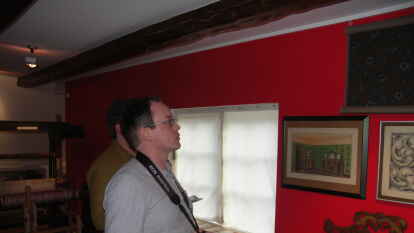 Die beiden Oldenburger Doktoranden Dennis Herrmann (links) und Sebastian Bollmann im Handwerksmuseum Ovelg&ouml;nne.