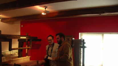 Die beiden Oldenburger Doktoranden Dennis Herrmann (links) und Sebastian Bollmann im Handwerksmuseum Ovelg&ouml;nne.