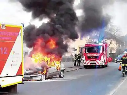 <p>Grauer Kleinwagen in Flammen: Leserreporterin Melanie Grabowski hielt diesen Zwischenfall am Donnerstag fest</p>