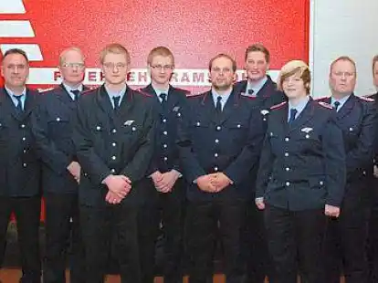 <p>Diese Einsatzkr&auml;fte der Ramsloher Wehr  durften sich  &uuml;ber eine Bef&ouml;rderung  durch B&uuml;rgermeister Hubert Frye (links),  Gemeindebrandmeister Rolf Tebben (Zweiter von  links) und Ortsbrandmeister Horst Kruse (rechts) freuen</p>