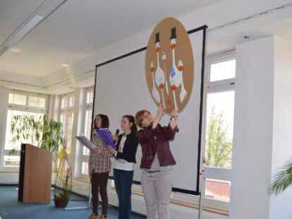 Plattdeutscher Spa&szlig;: Nadine Fischer und Wiebke Timmermann f&uuml;hrten als &bdquo;Platt-Ganter&ldquo; mit Unterst&uuml;tzung der Ganderkeseer Plattdeutsch-Beauftragten Angela Hillen einen Sketch auf.