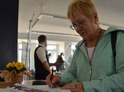 Brigitte Uphoff schrieb sich ins G&auml;stebuch der Gemeinde Ganderkesee ein.