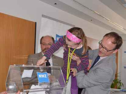 Familie Edelmann half beim Ziehen der Gewinner.