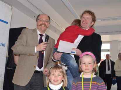 <p>                NWZ  -Redaktionsleiter Stefan Idel (hinten links) konnte Jan-Rainer Brahms den Hauptgewinn der Verlosung, einen Rundflug &uuml;ber Ganderkesee, &uuml;berreichen. Gl&uuml;cksfeen Julia (4) und Marina (5) hatten seine Teilnahmekarte aus der Losbox gezogen.    </p>