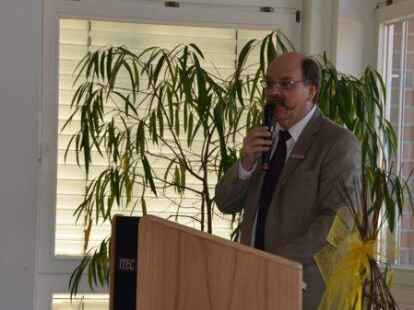 <p>        Stefan Idel, Leiter der Lokalredaktion Ganderkesee der NWZ   begr&uuml;&szlig;te ebenfalls die Neub&uuml;rger.    </p>