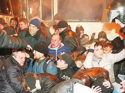 Proteste: Ukrainische Polizisten verteidigen Landsm&auml;nner in Donetsk.