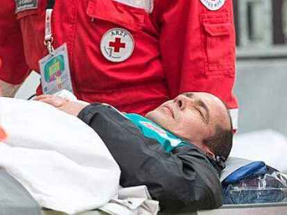 Der verletzte Kameramann wurde nach dem Zusammenprall von Sanit&auml;tern aus der Sinsheimer Arena getragen.