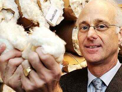 <p>Der Pr&auml;sident der Baumwollb&ouml;rse in Bremen, Fritz A. Grobien, steht im Probenraum. Die Bremer Baumwollb&ouml;rse ist die internationale Schlichter- und Schiedsstelle, wenn es um Diskrepanzen in Sachen Baumwollhandel geht. </p>