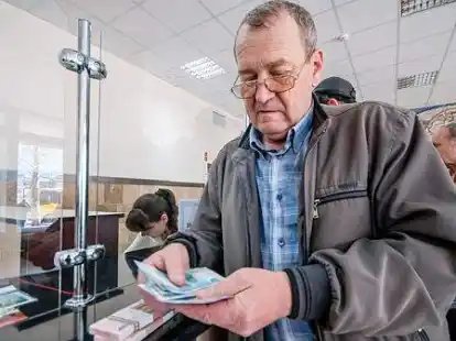 Erste Rente in Rubeln: Die russischen Beh&ouml;rden haben begonnen, auf der Krim die Renten in russischer W&auml;hrung auszuzahlen. Ein Rentner z&auml;hlt die Scheine in  Simferopol.