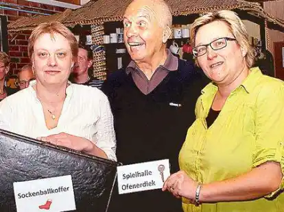 F&uuml;hrungswechsel: Tanja Otto (links) und Petra Brundiers &uuml;bernahmen von  Heiko Th&ouml;le den Sockenballkoffer mit wichtigen Unterlagen und den Hallenschl&uuml;ssel.