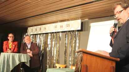 Million&auml;re wurden sie nicht, aber dem Laurentius-Hospiz haben sie geholfen: Markus Weise und Dirk Wieting (oben, von links) stellten sich den kniffligen Fragen  von Moderator Ralf Meyer.