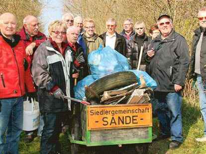 Bei der Siedlergemeinschaft Sande kam ein  ganzer Bollerwagen voll M&uuml;ll zusammen.