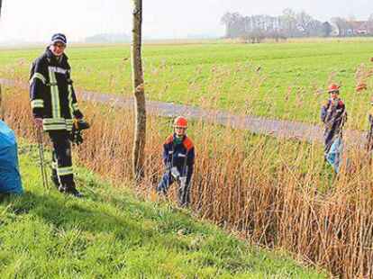 Die Jugendwehr Hohenkirchen sammelte M&uuml;ll an der Stra&szlig;e nach Oldorf.