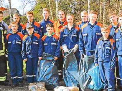 Die Jugendfeuerwehr Schortens  s&auml;uberte den Park an der Bahnlinie.
