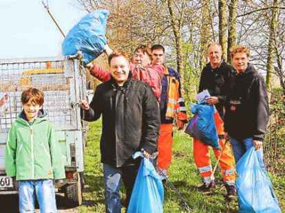 Jevers B&uuml;rgermeister Jan Edo Albers sammelte mit Rathaus-Kollegen am Ortsausgang.