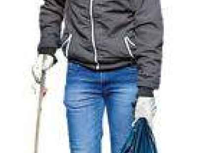 Fynn Ole sammelte in Wiefels M&uuml;ll auf dem  Sportplatz.