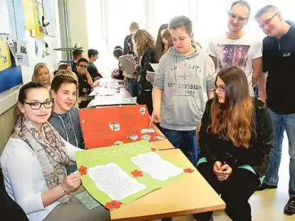 <p>Kinderg&auml;rtnerin und Tierpfleger im Schulpraktikum: Marie Baumann (links) und Luca Sa&szlig; berichteten Mitsch&uuml;lern des j&uuml;ngeren Jahrgangs von ihren Praktikumserfahrungen.</p>