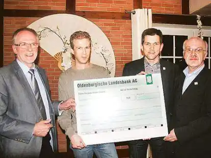 lScheck&uuml;bergabe: Erhard Hennig Weltzien, Vorsitzender des Ortsvereins, Ingo M&uuml;nck vom aufgel&ouml;sten Verein Dorfplatz Friedrichsfehn,  Jens Carstens, Kassenwart im Ortsverein, und G&uuml;nter Winkelmann, stellvertretender Ortsvereinsvorsitzender.