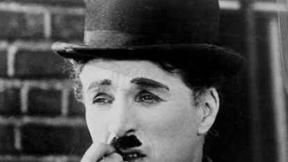 Charlie Chaplin, hier ein Bild von 1934, gilt heute als ber&uuml;hmtester Filmkomiker und als Schauspiellegende.