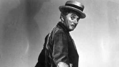 Charlie Chaplin mit Spazierstock, Hut und abgetragenen Kleidern in dem Film &bdquo;Rampenlicht&ldquo; (1952).