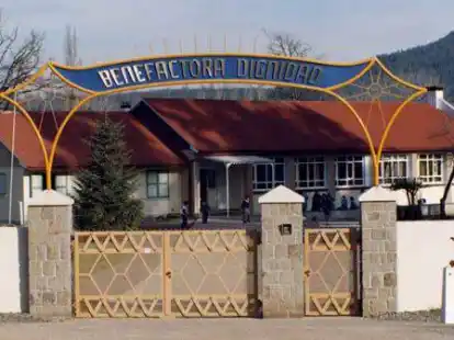 Der Eingangsbereich   der &bdquo;Colonia Dignidad&ldquo; in Parral, Linares, Chile, auf einem Archivbild aus den 1980er Jahren.
