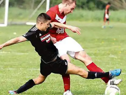 Alles gegeben haben die Spieler des Polizei SV (schwarzes Trikot). Am Ende setzte sich Spitzenreiter GVO aber knapp mit 2:1 in Wechloy durch.