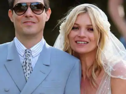 Kate Moss und Jamie Hince posieren nach ihrer kirchlichen Trauung am 1. Juli 2011 vor der St. Peter&rsquo;s Church in Southrop, Gro&szlig;britannien. (Archivbild)