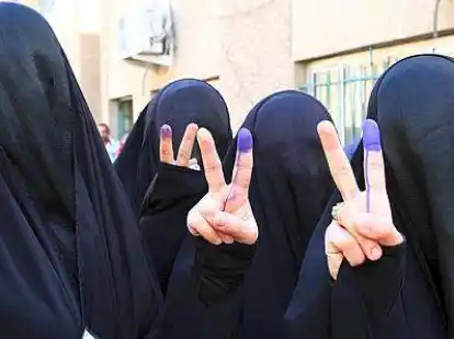 Sie haben gew&auml;hlt: Irakische Frauen zeigen ihre mit blauer Tinte gekennzeichneten Finger.