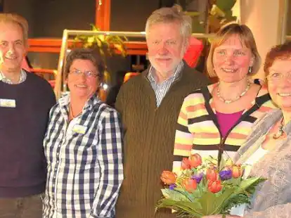 <p>Der Vorstand der Hospizbewegung Varel:  Dr. Ernst-Berthold Ahlhorn, Anke K&uuml;ck, Dr. Volker Sch&auml;fer, Ellen Pr&uuml;fer und Gisela Wilksen (von links).</p>