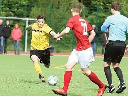 Torsch&uuml;tze: Mike Wilkes (gelbes Trikot) traf im Heimspiel gegen Spitzenreiter GVO per Freisto&szlig; zum 1:1.