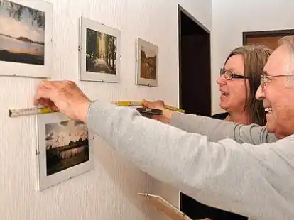 Gemeinsam geht&rsquo;s leichter: Marion Kracke schl&auml;gt die N&auml;gel ein, Egon Grenzer gibt Hilfestellung.