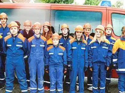 Die Jugendfeuerwehr Ramsloh im Jahre 2014 mit Jugendfeuerwehrwart  Michael Hinrichs (rechts). Die Jugendwehr feiert ihr 25-j&auml;hriges Bestehen am Tag der offenen T&uuml;r.