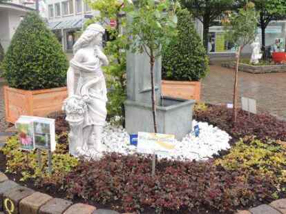 <p>        Auf dem Julius-Mosen-Platz gibt es unter anderem Skulpturen im Barock-Stil zu sehen, die in der Sonne sicherlich noch mehr um die Wette strahlen. Auch Leuchtkugeln, viele andere stilvolle Ideen und liebevolle Details finden Sie auf www.mein-oldenburg.de  und in der Oldenburger Innenstadt.    </p>