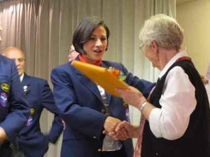 <p>        Am Ende des Chorfestes empfingen die Chorleiterinnen und Chorleiter den Dank des gastgebenden Vereins. Weitere Fotos der Veranstaltung haben die N@chbarn Werner und Irmtraut Fuhlrott auf www.mein-oldenburg.de  ver&ouml;ffentlicht.    </p>