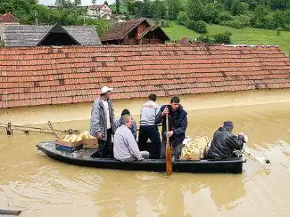 Wie hier in Pozega, 200 Kilometer s&uuml;dwestlich von Belgrad, waren viele Hochwassergebiete in S&uuml;dosteuropa nur noch per Boot zu erreichen.
