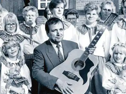 Vor 22 Jahren: der damalige Minister T&ouml;pfer, links  Janina, rechts Annika