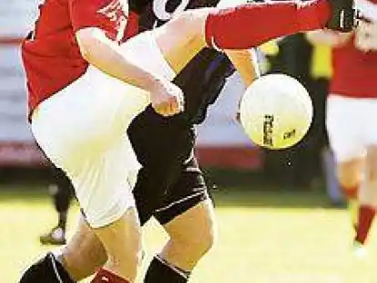 In Halbzeit eins kaum zu stoppen: SVO-Torj&auml;ger Martin Sodtke (rechts)