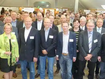 Stellten sich den Fragen der jugendlichen Menschen: die B&uuml;rgermeisterkandidaten und Carsten Harings (4.v.r.)