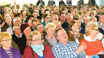 Voll besetztes Forum am Hansaplatz am Donnerstagabend: 500 Besucher verfolgten die angeregte Diskussion auf der B&uuml;hne zwischen den vier B&uuml;rgermeisterkandidaten. Gerhard von Gr&ouml;nheim musste kurzfristig absagen.