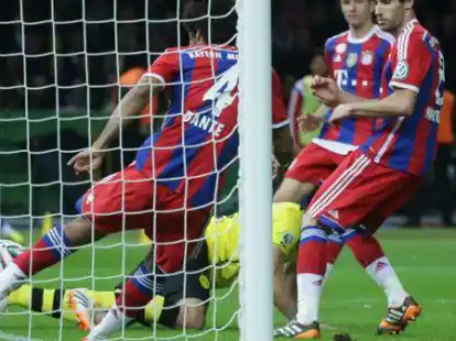 Der &bdquo;Torklau&ldquo;  von Berlin:  Dante (links)&nbsp;vom FC&nbsp;Bayern kl&auml;rt im DFB-Pokalfinale den Kopfball des Dortmunders Mats Hummels hinter der Linie, der Treffer wird nicht gegeben.