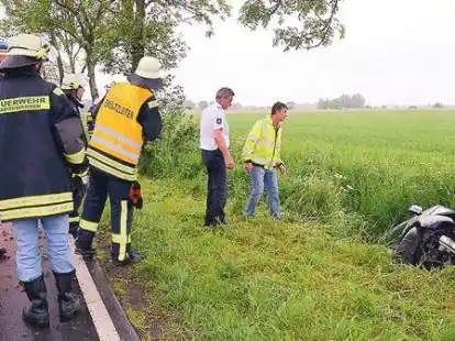 <p>Beide Fahrzeuge gerieten in den Graben: Zuvor waren sie jeweils gegen einen Stra&szlig;enbaum geprallt, ein Fahrzeug &uuml;berschlug sich und landete auf dem Dach.</p>